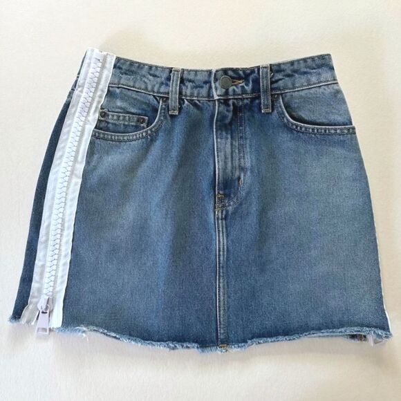 Carmar Women's Side Zip Zip Medium Wash Denim Mini Skirt Size 28 EUC - Picture 4 of 13